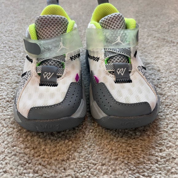 NIKE, size 6C - Picture 2 of 3